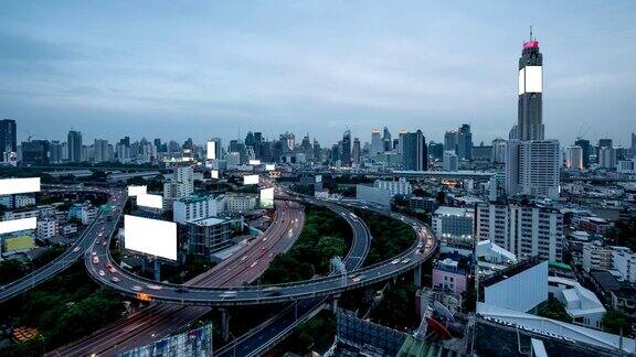 曼谷城市高架路上的地标摩天大楼照明