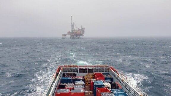 平台供应船PSV靠近石油钻井平台