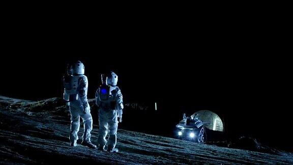 两名宇航员穿着宇航服在外星球上行走看着天空在背景基地与球型圆顶其他世界殖民和太空旅行