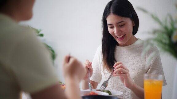 年轻女子给女友端炸鸡