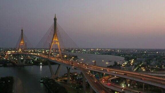 泰国曼谷普密蓬桥上无人机拍摄的日落场景