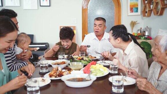 快乐的亚洲大家庭在家里聚餐