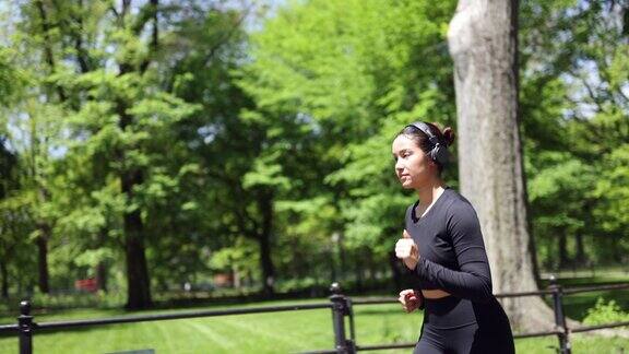 多种族女孩在中央公园慢跑