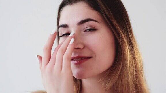 面部护理女性享受触摸面部皮肤