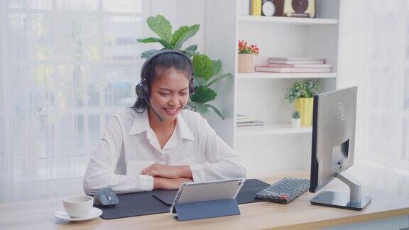 女性使用数字平板电脑在线会议在家工作