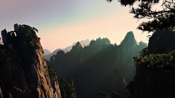 中国的黄山在日出时向右平移