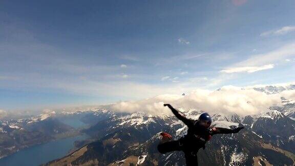 自由落体跳高者在瑞士山脉上空翱翔