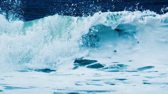 海浪拍打着海岸