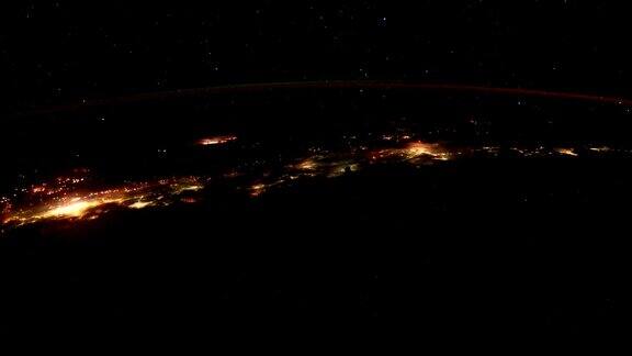 在这段从太空拍摄的地球影像中我们可以看到夜晚城市上空强烈的闪电图片由美国宇航局约翰逊航天中心地球科学和遥感单元提供由Rebus_Prod处理