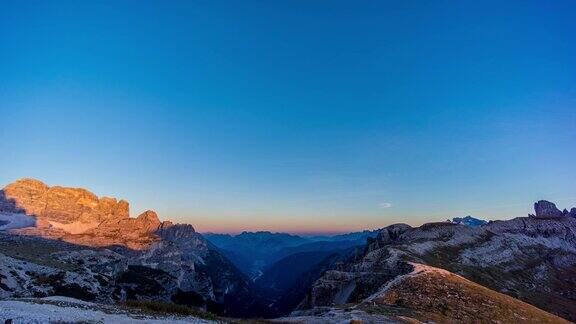 黄昏时的山脉阿尔卑斯山欧洲白云岩意大利