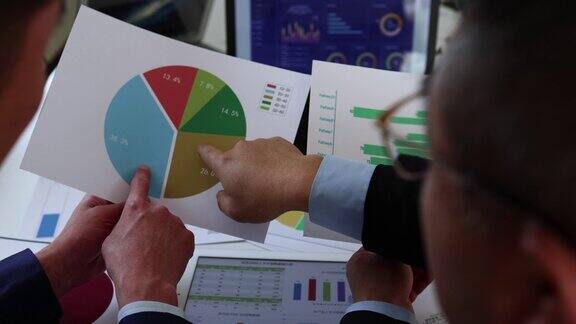 股票经纪人分析公司财务报表业绩数据图表