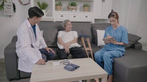 医生和护理护士在家检查亚洲老年男性健康的场景家庭保健
