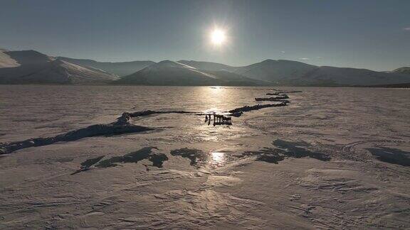 当地民俗游戏在Cildir湖无人机视频土耳其卡尔斯