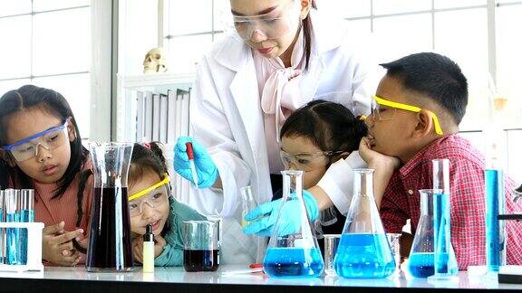 科学老师在实验室里教亚洲学生