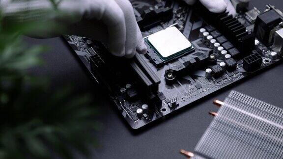 处理器CPU安装在主板上的插座上