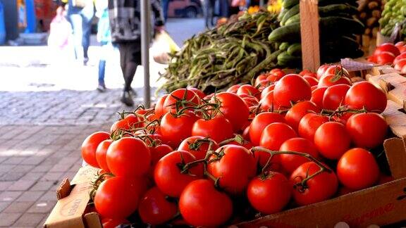 在街头市场展示番茄