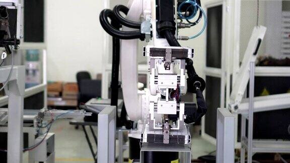 工业机器人正在工厂里挑选零件