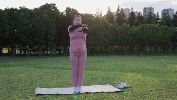 一位身材魁梧的亚洲女性在户外做伸展运动