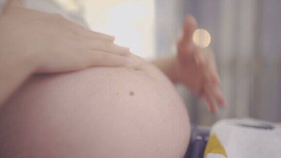 孕妇正在防止妊娠纹