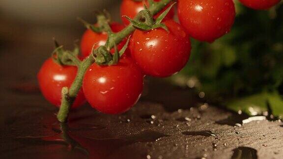 4K慢镜头-女人手拿洗过的番茄