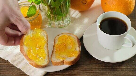 美味而丰盛的早餐面包上有果酱放在盘子里早餐一杯茶或咖啡