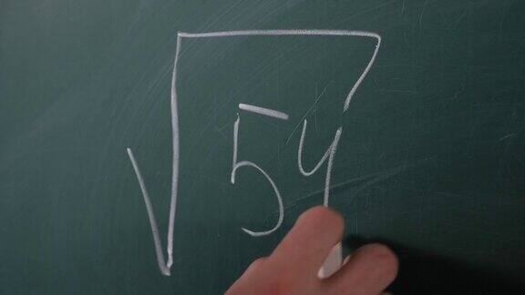 一位数学家在课堂上黑板上写公式的特写镜头