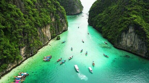 在阳光明媚的日子里泰国天堂的绿色海湾与游船的空中天桥拍摄