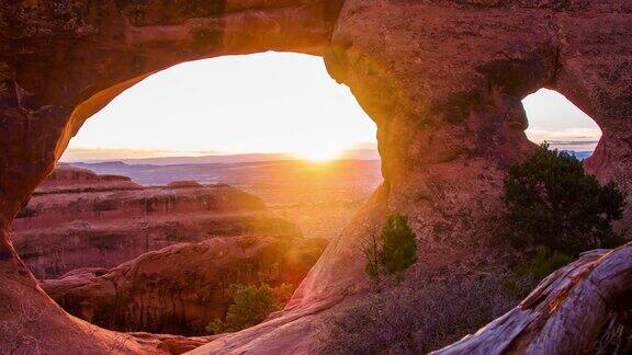 DS天然砂岩拱门在日出