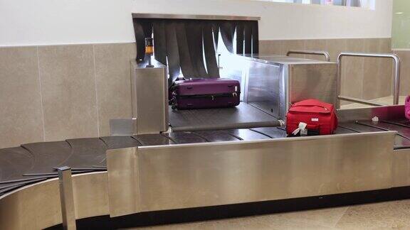 用于机场行李提取的带手提箱的移动传送带