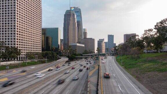 洛杉矶市中心日落时分的高速公路交通