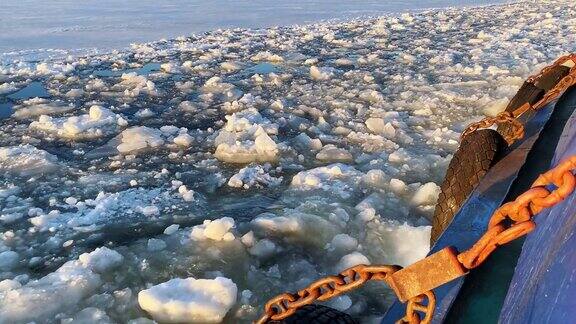从一侧的河流拖船而移动期间的冰漂移河上漂浮着碎冰