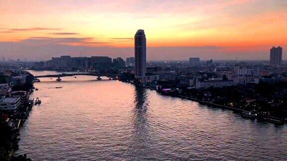 时间推移视频美丽的日落与船移动在湄南河曼谷泰国