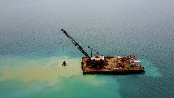 驳船用勺子从海底捞起沙子无人机的景观照片地中海塞浦路斯