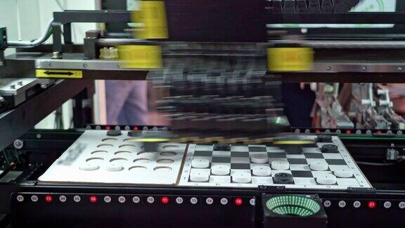 电子工业设备:以跳棋游戏为例演示机器安装组件的能力