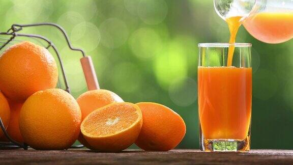 新鲜橙汁倒入玻璃杯