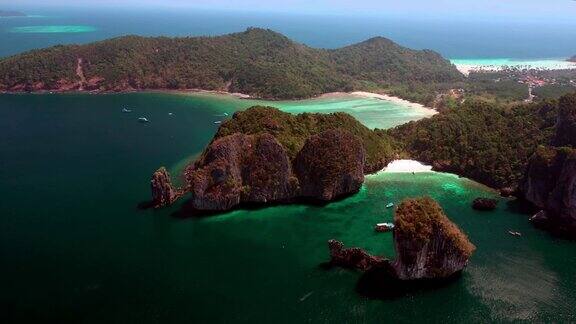 NuiBeach位于KohPhiPhiDon西海岸Lana湾南部的一个小海湾它位于泰国甲米