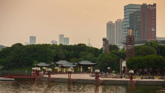 日落时间广东省佛山市市中心著名的湖滨公园全景时间间隔4k中国