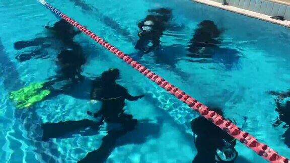 水肺潜水者在游泳池里练习水下水肺潜水