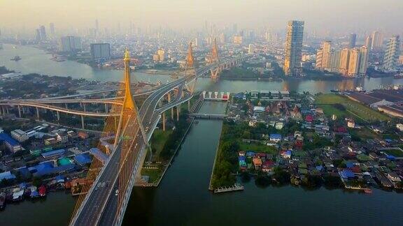 俯瞰两次横跨湄南河的普密蓬大桥黄昏日落场景在曼谷的新地标