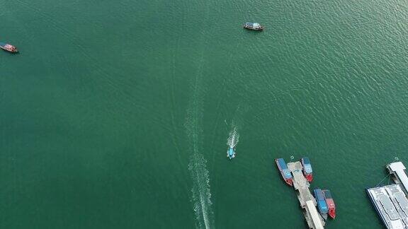 泰国芭堤雅海滩附近海上快艇的鸟瞰图