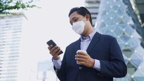 亚洲商人在城市里使用智能手机