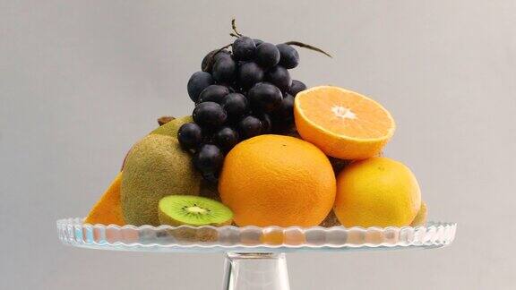 在玻璃水晶碗上慢慢旋转各种新鲜成熟的水果