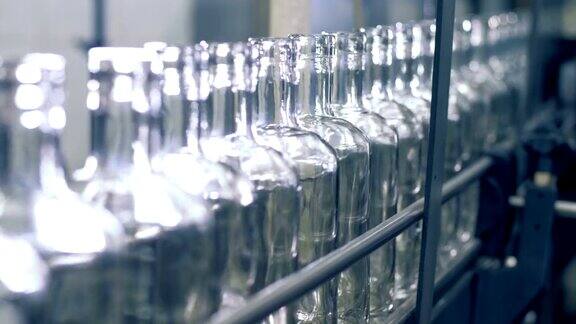玻璃瓶在生产线上关闭