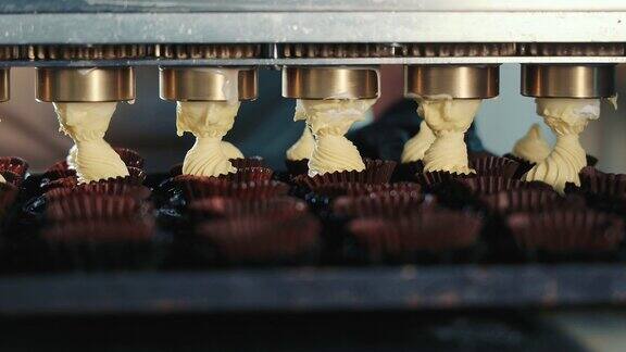 工厂的糖果生产线自动用奶油制作糖果