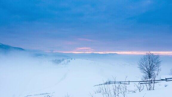 山峰上的雪被风吹走了冬天的风景天很冷下着雪