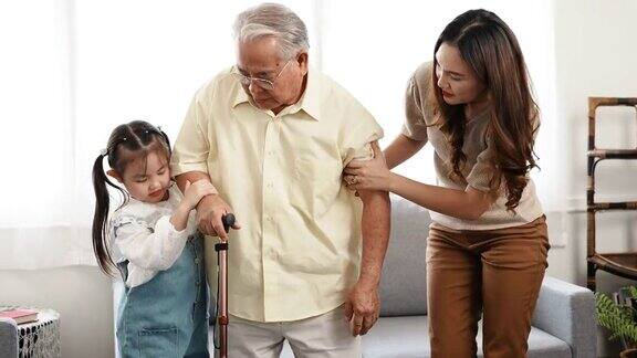 幸福家庭多代母女照顾着年长的外孙女一起在屋里快乐地散步老人退休