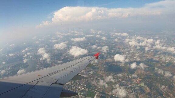 透过飞机窗口观看天空和云
