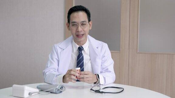 亚洲男性医生广播自己解释新医学
