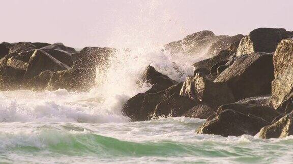 海浪撞击岩石
