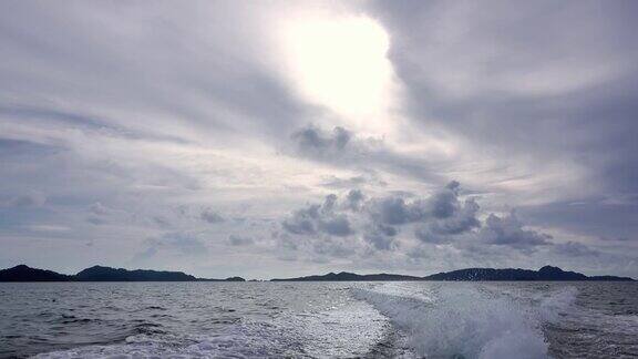一艘摩托艇船尾后面的云和痕迹